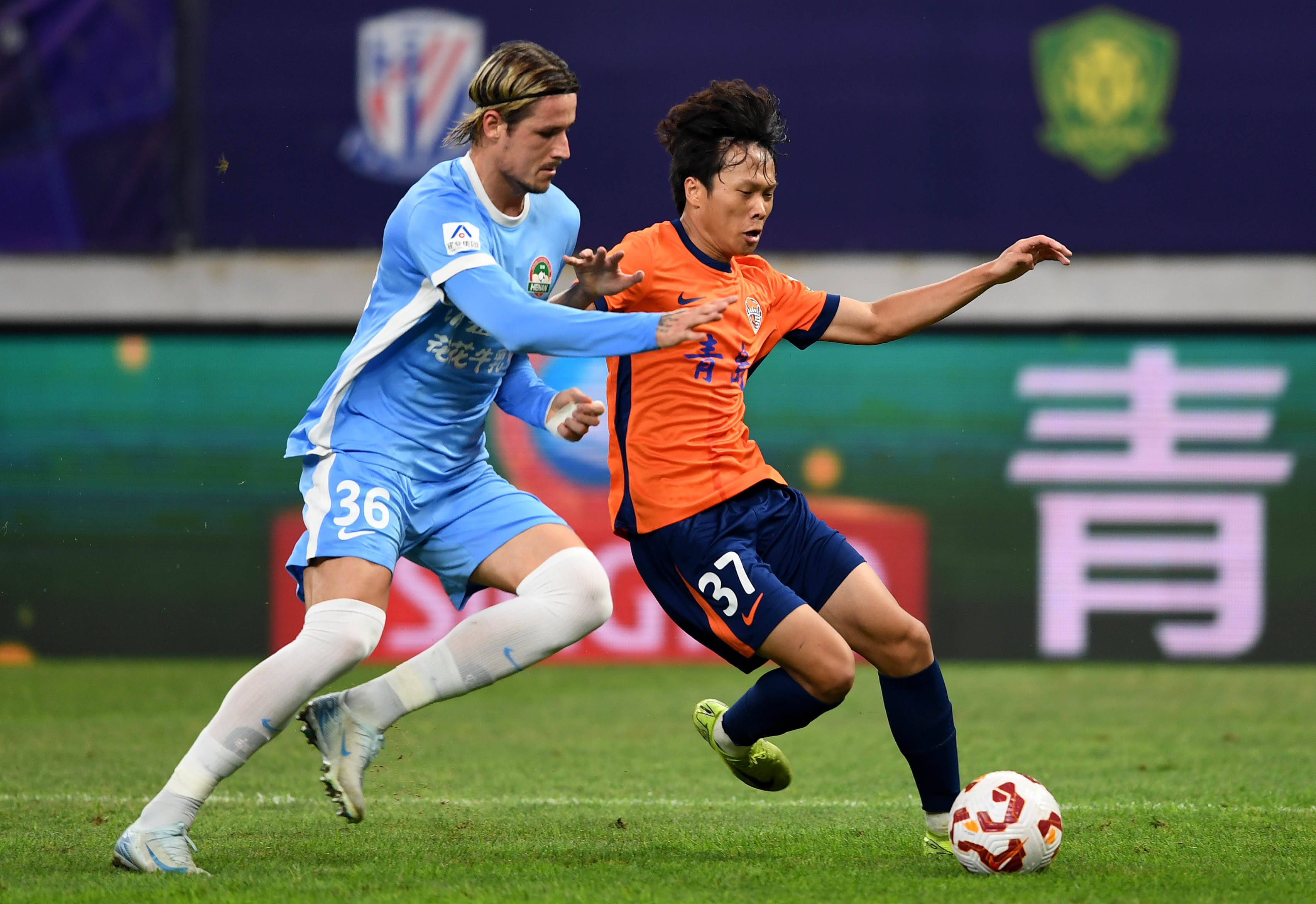 实现中超三连冠、队史第4冠，海港官方社媒发文庆祝（海港加冕中超三连冠、达成队史第四冠，官方社媒发文庆祝）