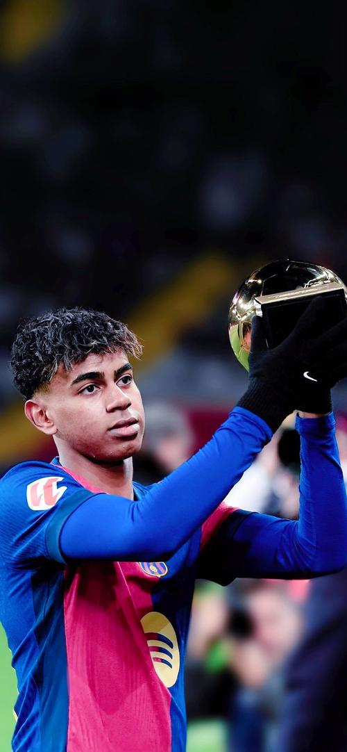 姆巴佩：四球建功刷新皇马进球纪录，坦言与传奇并肩倍感荣幸（姆巴佩大四喜改写皇马进球纪录：与传奇比肩倍感荣幸）