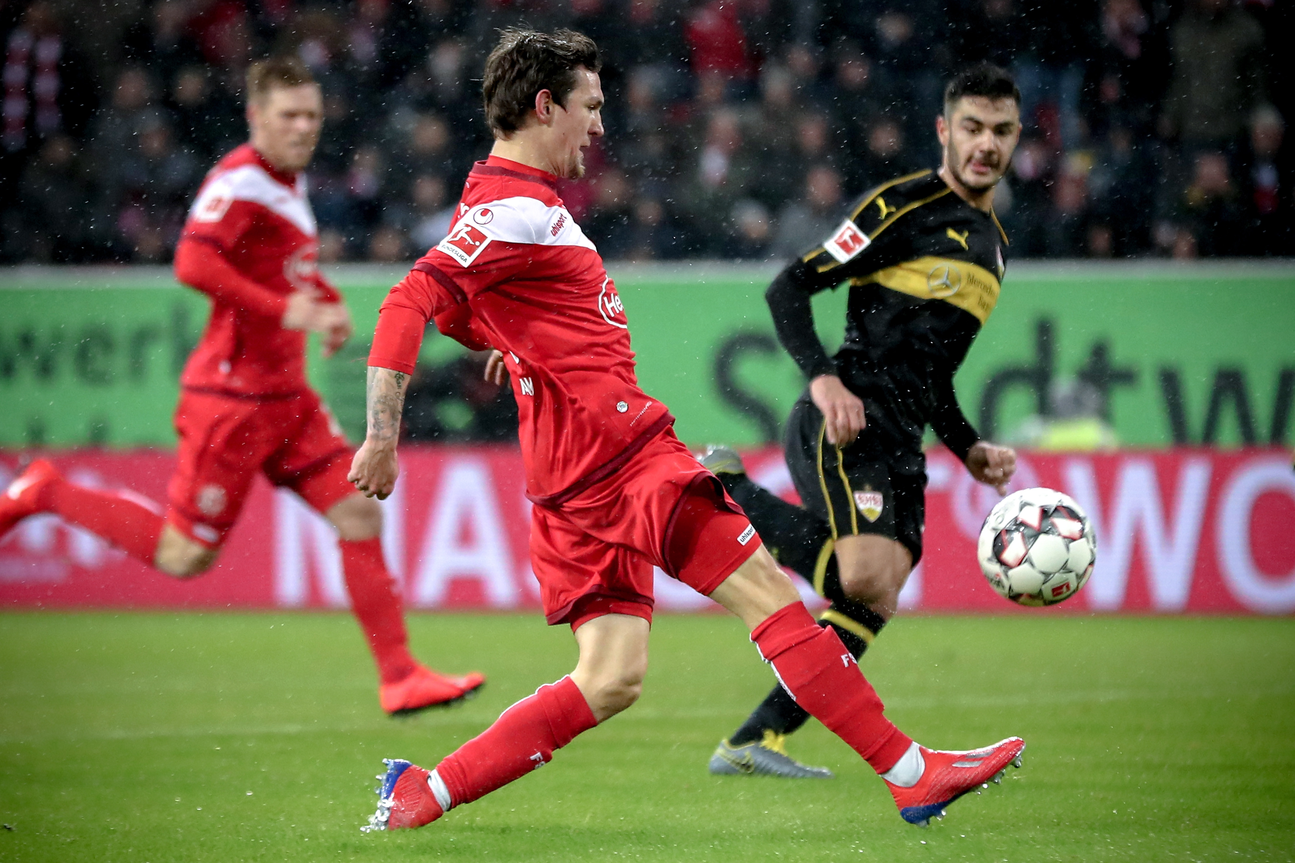 国际米兰三后卫体系稳固（国际米兰三中卫阵型稳如磐石）