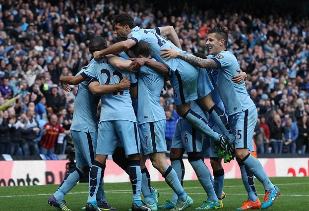 惨败国安后亚泰球员贺一然被自家球迷辱骂，他做出手势回击（惨负国安后，亚泰球员贺一然遭本队球迷辱骂，以手势回敬）